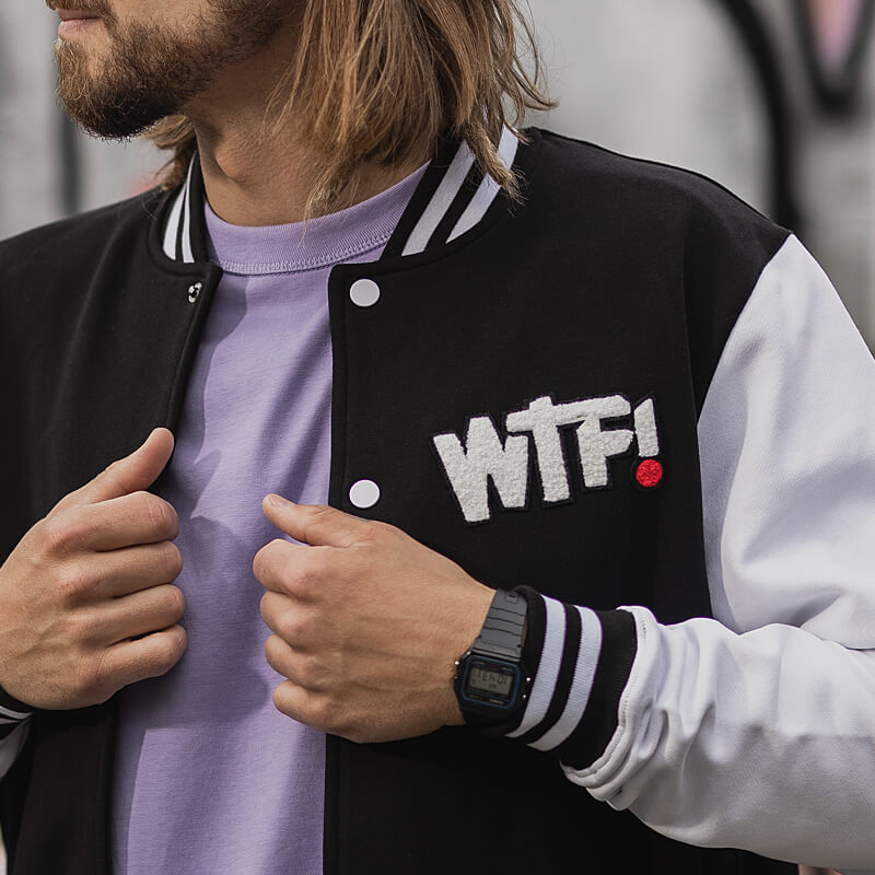 buchstaben-wtf-auf-college-jacke